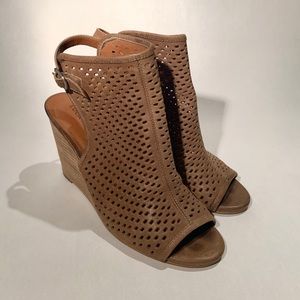 Brown laser-cut wedges